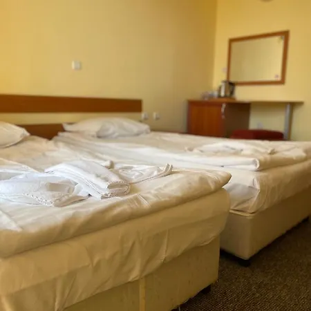 Хотел Family Deykin