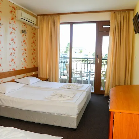 Хотел Family Deykin