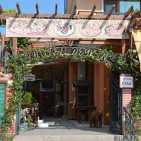 Хотел Family Deykin 2*